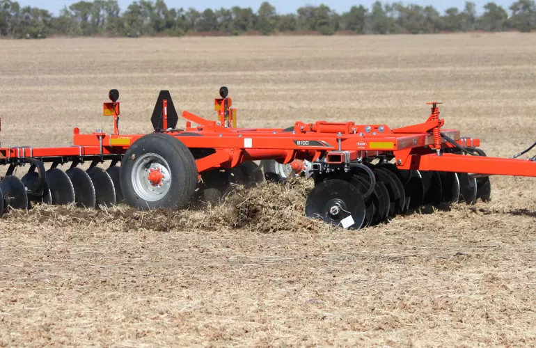 KUHN 8100 Tandem at work