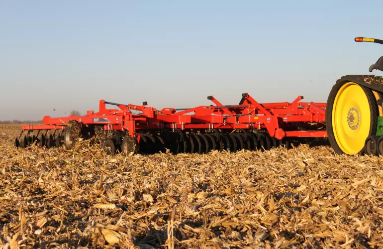 KUHN 8220 Tandem at work
