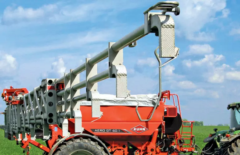 KUHN AGT pneumatische kunstmeststrooier aan het werk