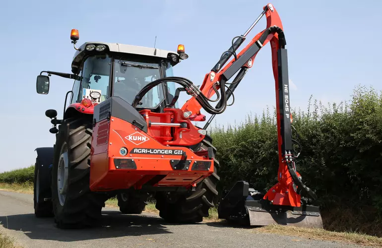Transportstand van de KUHN AGRI-LONGER GII Armklepelmaaier met scharnierende armbeveiliging