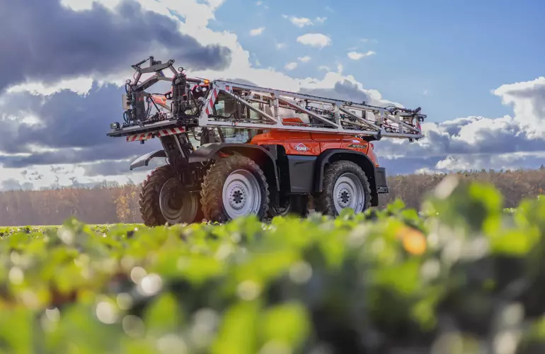 Picture of the ARTEC F40 EVO self-propelled sprayer in a rapeseed field