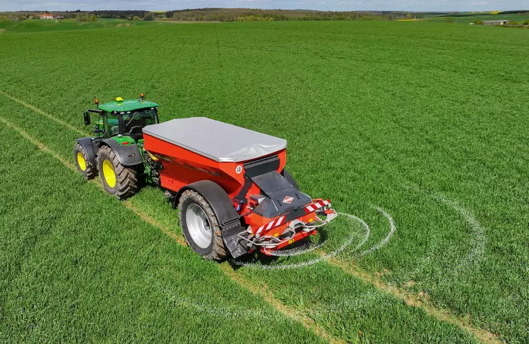 AXENT 90.1 fertiliser spreader in action