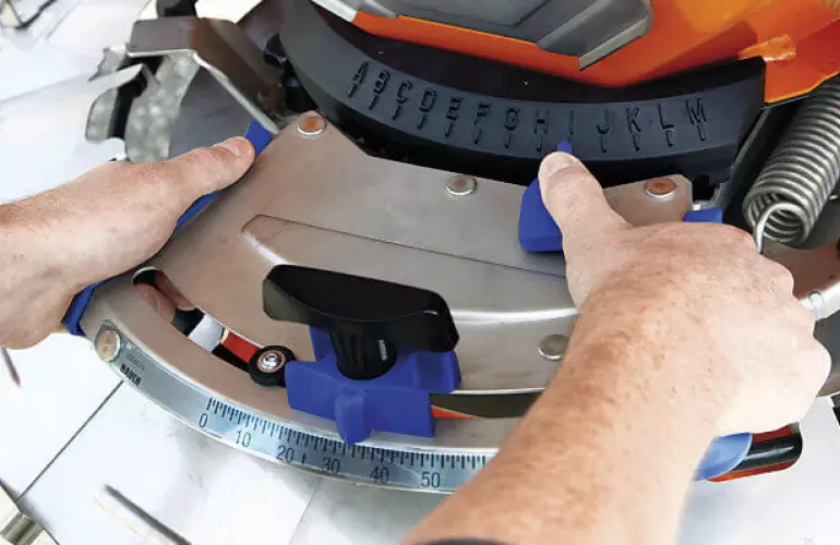 Gemakkelijke instellingen op de AXEO zout-, zand-, grind- en kunstmeststrooier