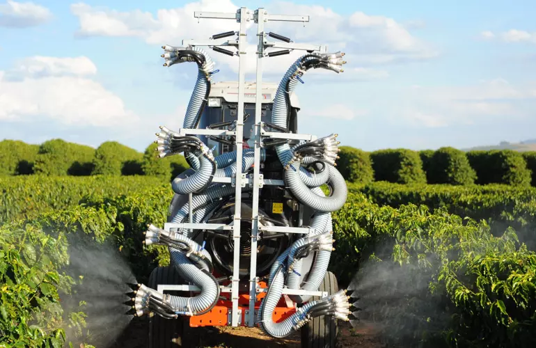 Petit épandeur manuel au travail dans une culture mature