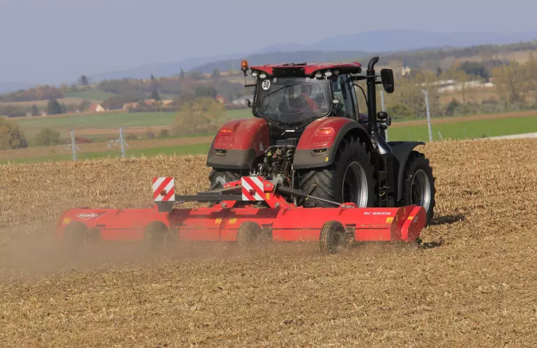 Trituradora de residuos de cultivos BC 6500 R triturando residuos en un campo de maíz