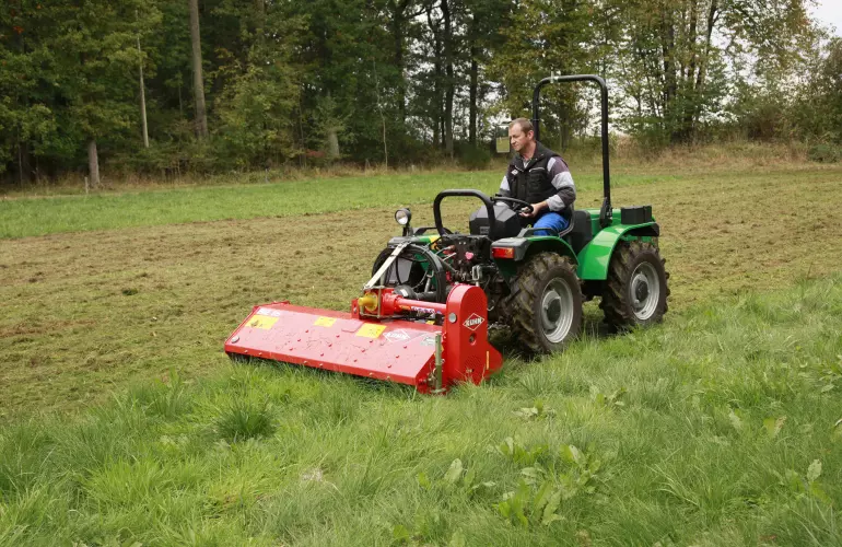 klepelmaaier BE 16 voor groenonderhoud aan het werk