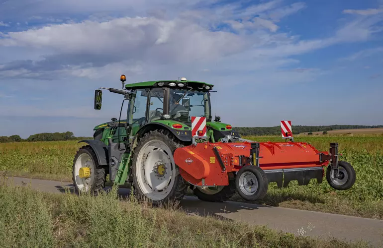 De BFP 320 op de weg in Picardië, Frankrijk, in transportmodus