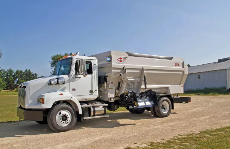Caja de descarga BTC 155 montada en camión estacionada en la entrada de grava.