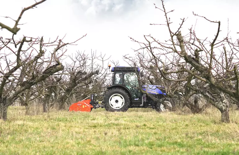 De BV 1800 aan het werk in een kersenboomgaard in Oost-Frankrijk