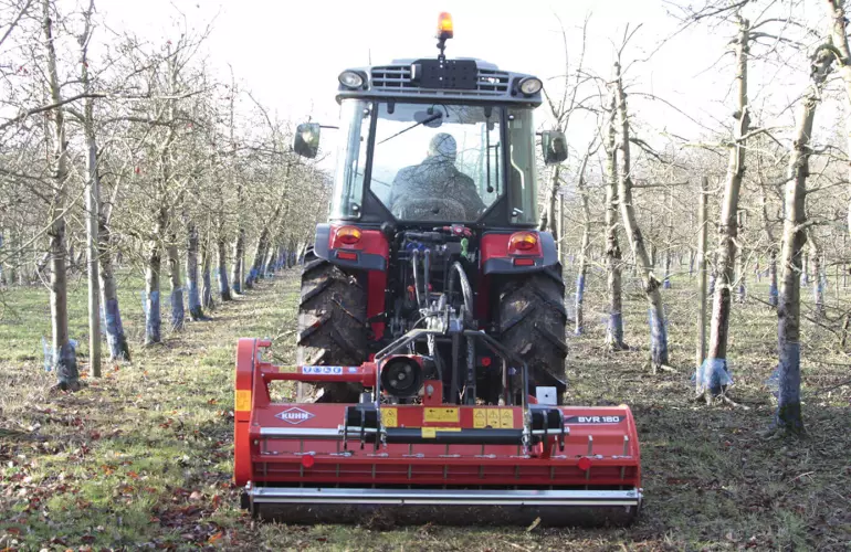 El modelo BV 180 trabajando en posición trasera con compensación hidráulica