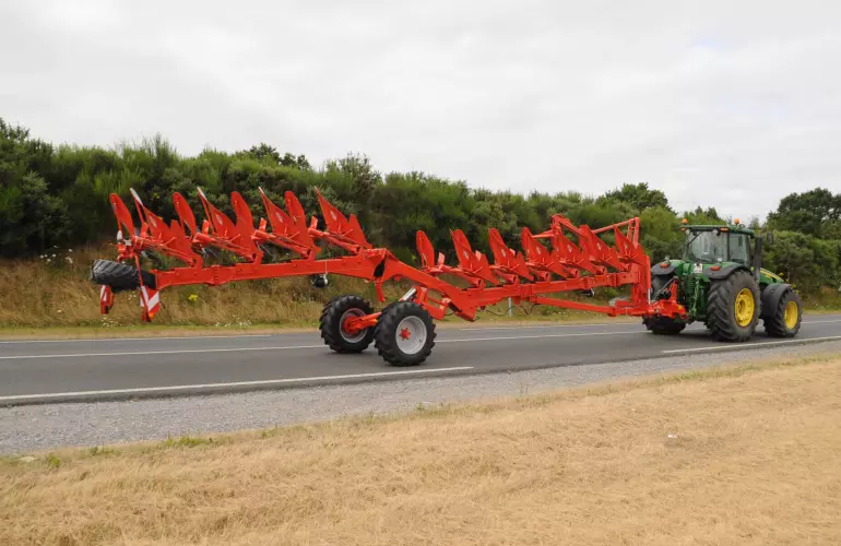 Vista del arado semisuspendido CHALLENGER durante el transporte