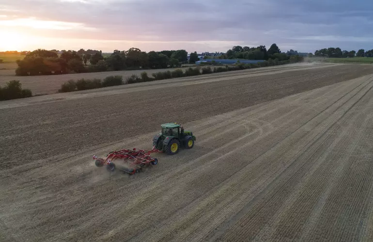 Evenals de CULTIMER L 300 biedt het CULTIMER M assortiment een homogeen grond/stro-mengsel