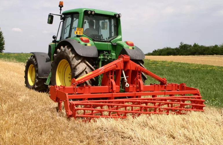 Aanzicht van een DC woeler die solo aan het werk is