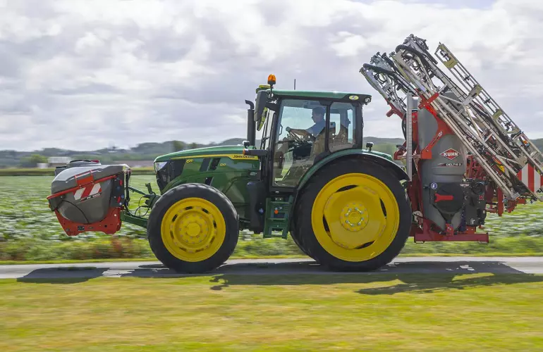 PF 1000 front-end sprayer combined with the DELTIS 1502 sprayer