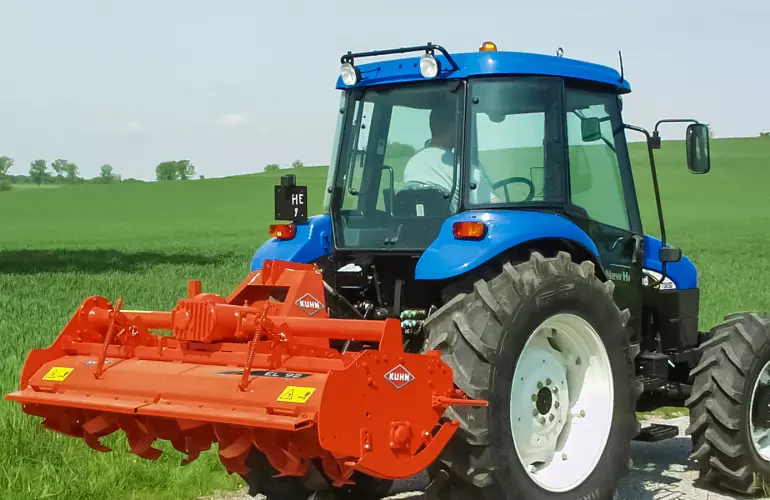 KUHN EL 92 frees aan het werk in een veld met rozen