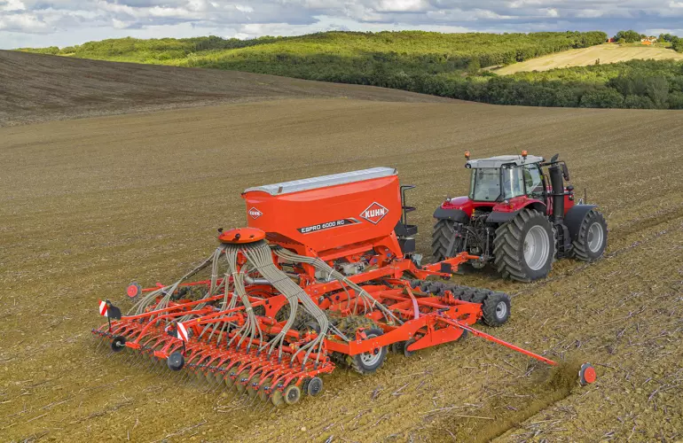 ESPRO 6000 RC min-till seed drill at work