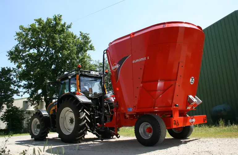 Single vertical auger EUROMIX I mixer at work