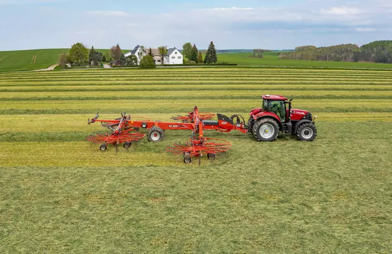 De GA 15231 4-rotor hark aan het werk