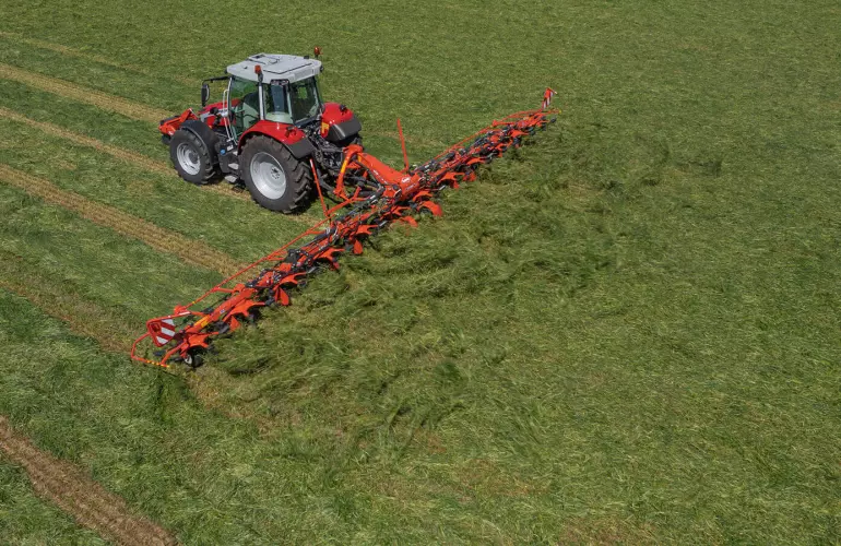 GF 13003 - The only 13 m mounted tedder! | KUHN