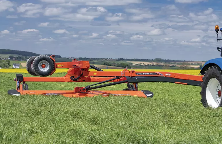 KUHN GMD 5251 TC getrokken schijvenmaaier met grote breedte op de openbare weg