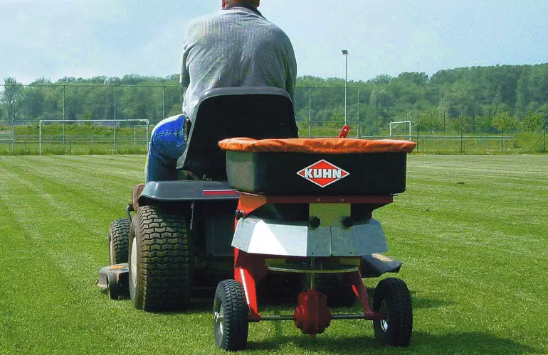 K51 geduwde zout-, zand-, grindstrooier voor gebruik in de zomer