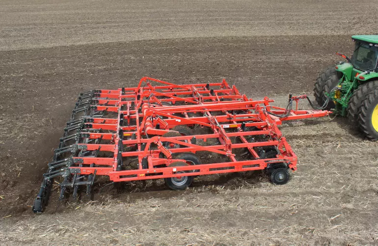 Aanzicht van de KUHN zaaibedcultivator LANDSMAN 6205