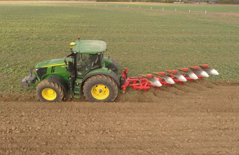 Via hydraulische verstelmogelijkheden vanuit de cabine kan de ploeg direct aan de werkomstandigheden worden aangepast.