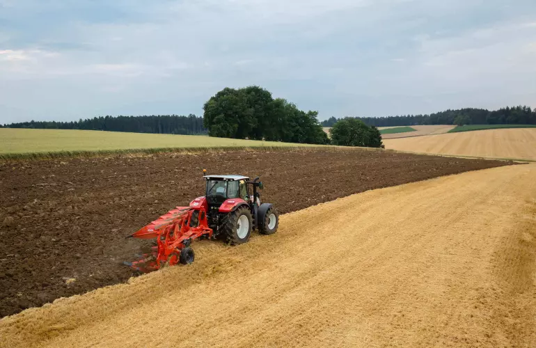 Photo de La charrue portée KUHN au labour avec un grand dégagement