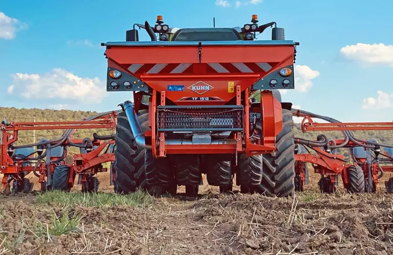 Pneumatische precisiezaaimachine MAXIMA 3 aan het werk
