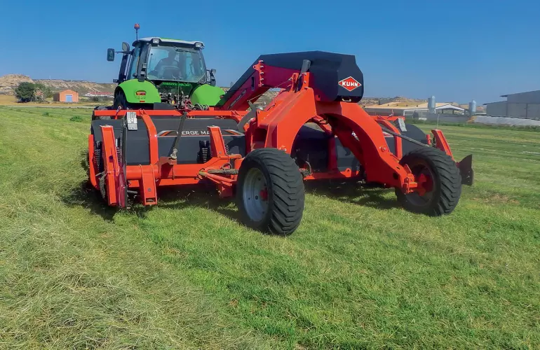 MERGE MAXX 760 bandhark aan het werk op een weiland