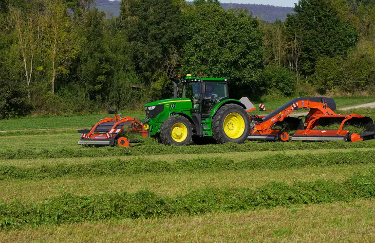 The MERGE MAXX 442 F front belt merger coupled to a MERGE MAXX 952 rear belt merger at work in a field.