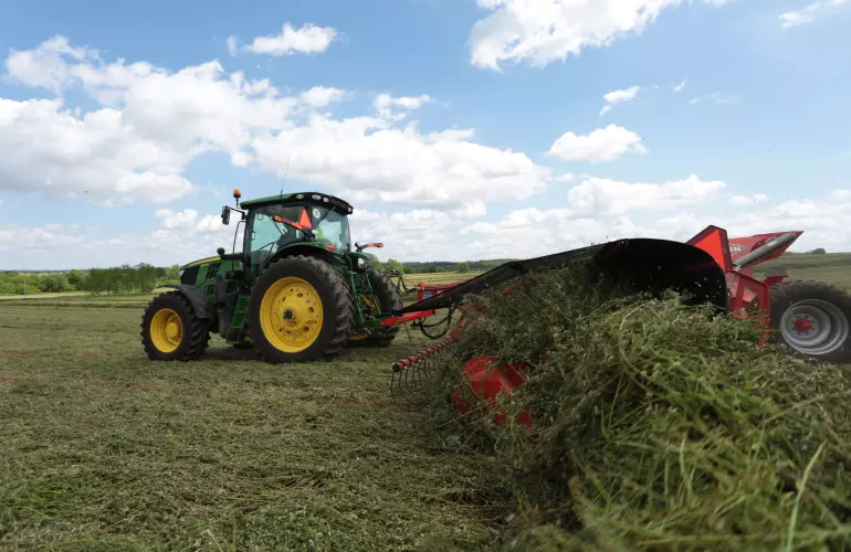 KUHN MERGE MAXX 890 in action