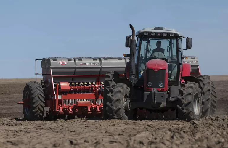 Vista lateral de la sembradora mecánica estática ORIZA en el campo.
