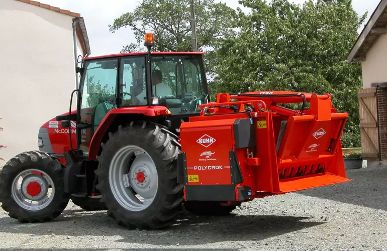 POLYCROK silage cutter & feeder at work
