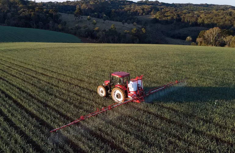 PORTER ST veldspuit aan het werk