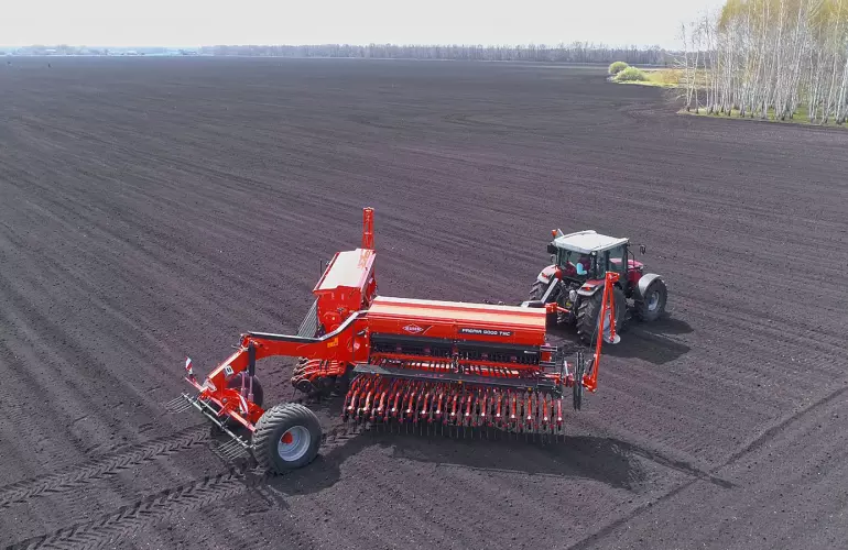 PREMIA 9000 TRC mechanical seed drill at work
