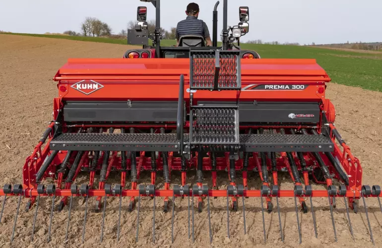 Foto de la sembradora mecánica suspendida PREMIA 300 trabajando