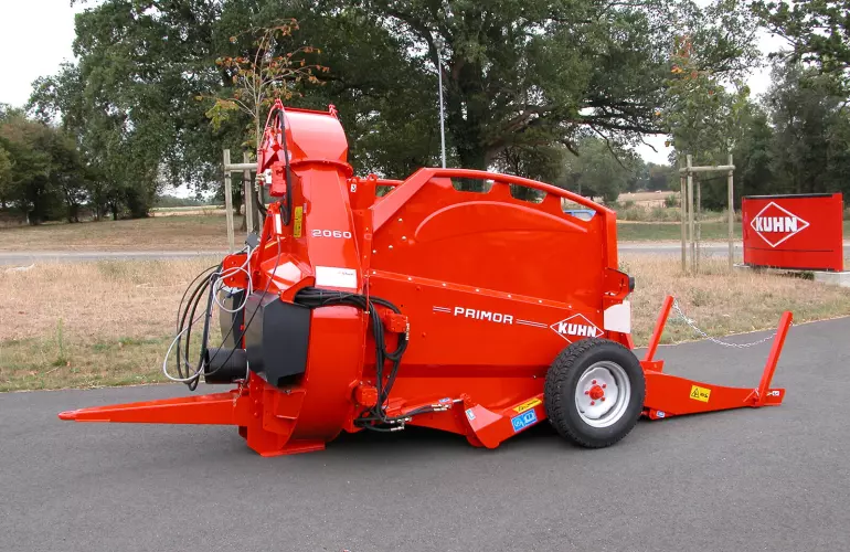 Empajadora PRIMOR 2060 H de KUHN semisuspendida, vista desde la parte frontal izquierda