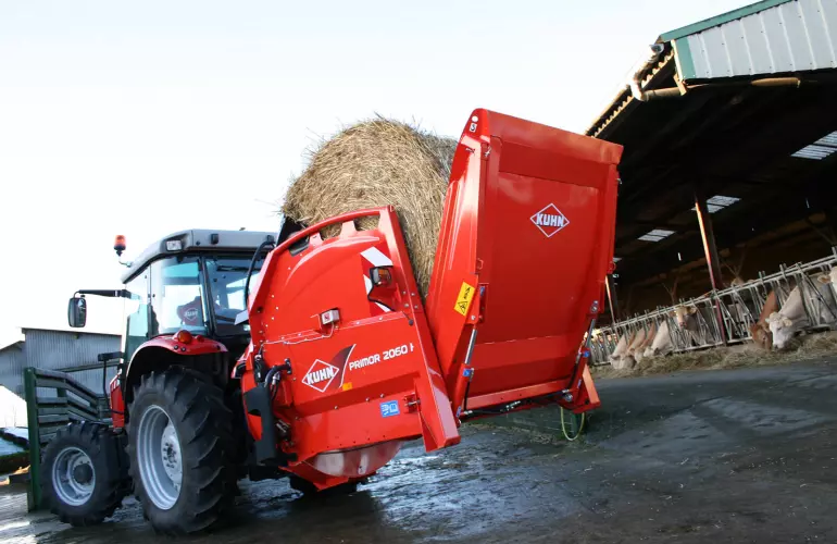 KUHN PRIMOR 2060 H in transport mode