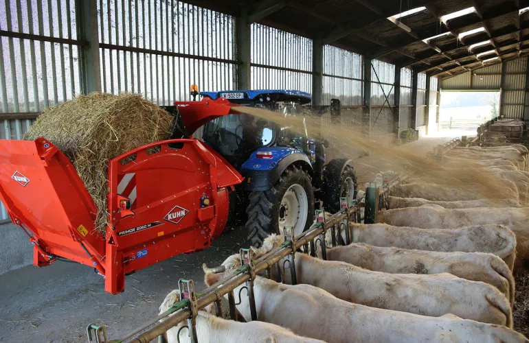 Pailleuse distributrice KUHN PRIMOR 2060 M en mode transport
