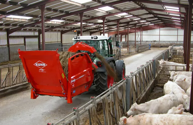 Empajadora distribuidora PRIMOR 2060 S de KUHN durante la distribución