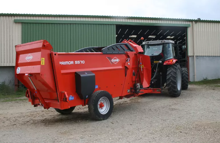 The KUHN PRIMOR 5570 M in transport mode
