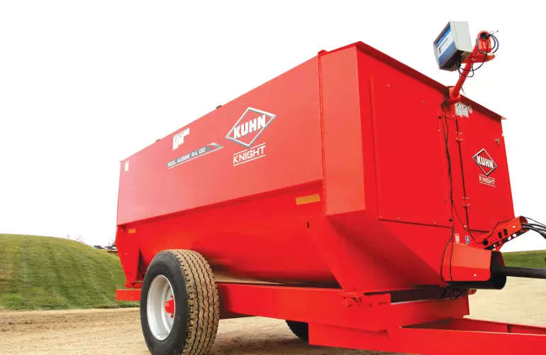 KUHN RA 130 Reel Auggie Mixer in action