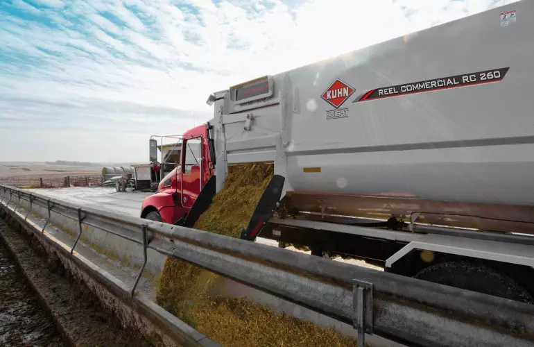 Aanzicht van de KUHN voermengwagen met menghaspel uit de RC 200-serie