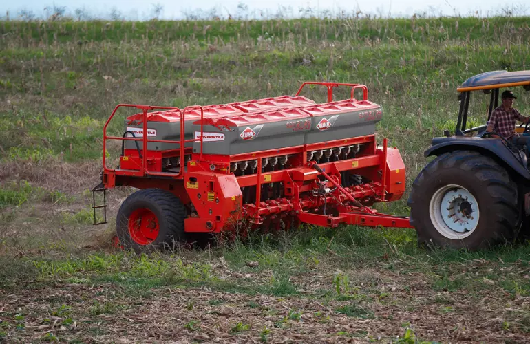 Vista trasera de la sembradora mecánica SDM en funcionamiento.