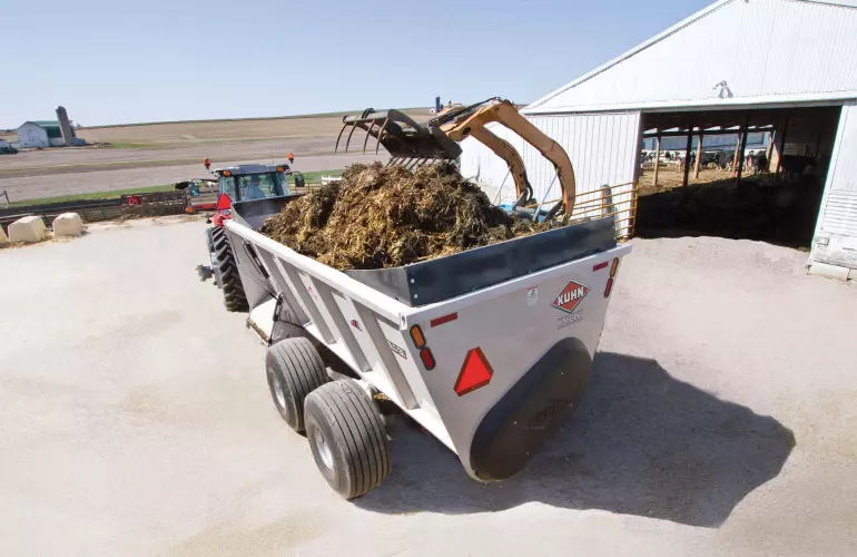 L'épandeur à fumier KUHN SLC 132 en action