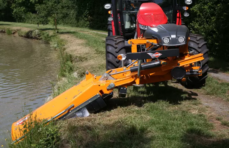 De SPRING LONGER 70 bermmaaier aan het werk langs een rivier