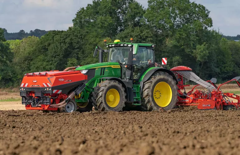 The TF 2300 C front hopper with double compartment at work