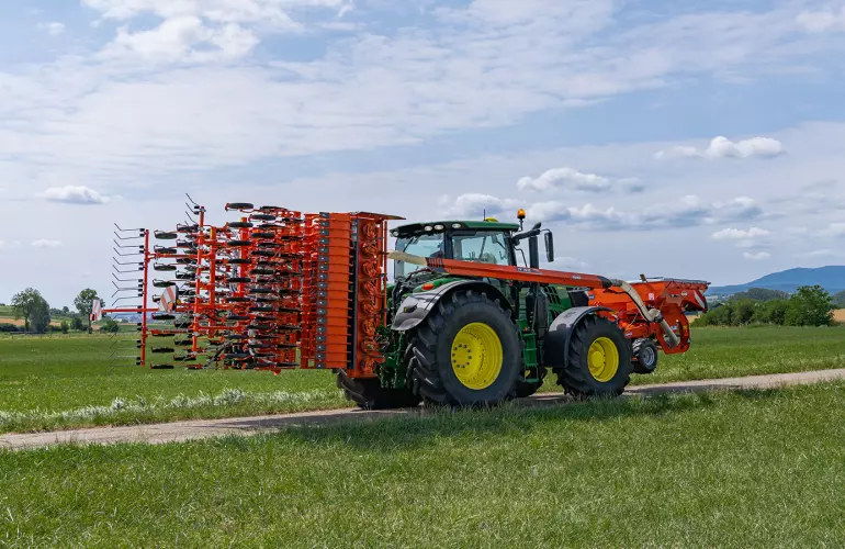 Combiné de semis KUHN au transport - HR 4530 RCS et BTFR 4530 (seedflex)