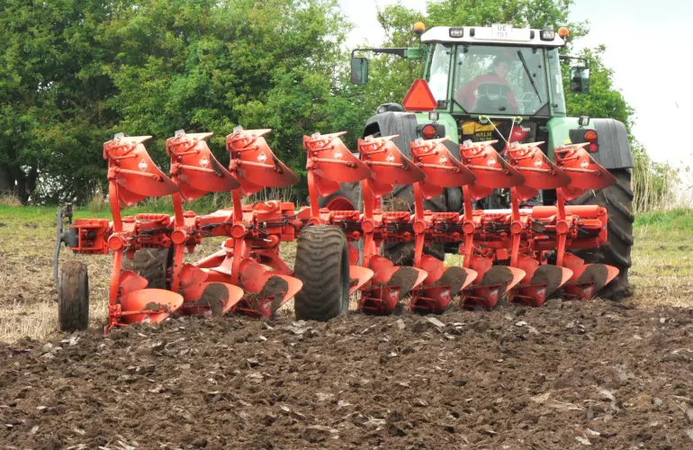 Vista de la articulación hidráulica del bastidor del arado VARI-MANAGER